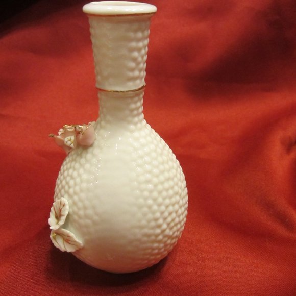 VTG BUD VASE, WHITE W/3D ROSES & LEAVES, DIMPLED, GOLD ACCENTS - Picture 2 of 6